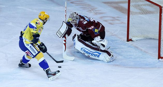 Zlínský Roman Vlach překonává z trestného střílení sparťanského brankáře Filipa Novotného.