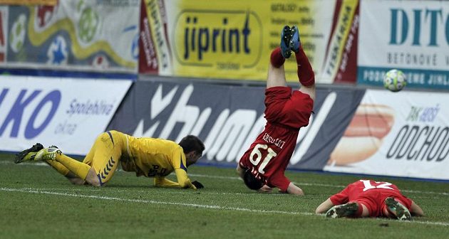 Marek Jungr z Jihlavy (vlevo), v akrobatické pozici brněnský záložník Milan Lutonský (uprostřed) a útočník Zbrojovky Miroslav Markovič v pondělní dohrávce 22. kola fotbalové Gambrinus ligy.