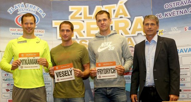 Zleva finský oštěpař Tero Pitkämäki a Češi Vítězslav Veselý s Petrem Frydrychem na tiskové konferenci před Zlatou tretrou. Vpravo je ředitel mítinku Jan Železný.