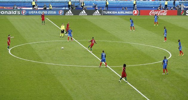 Finále mistrovství Evropy ve fotbale mezi Francií a Portugalskem na pařížském stadiónu Saint Debis začalo.