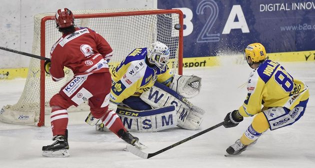 Zleva třinecký útočník Petr Kanko, zlínský brankář Libor Kašík a forvard Beranů Petr Holík.