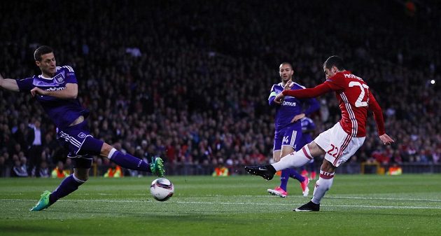 Henrik Mchitarjan dává gól, kterým dostal Manchester United na Old Trafford do vedení nad Arsenalem.