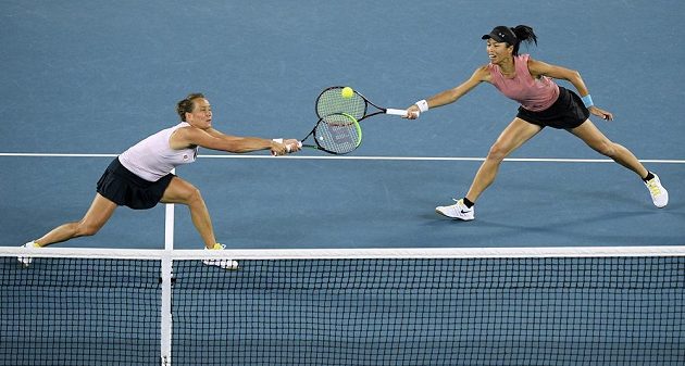 Tenistku Barbora Strýcová s tchajwanskou partnerkou Sie Šu-wej v utkání o premiérový deblový titul na Australian Open.