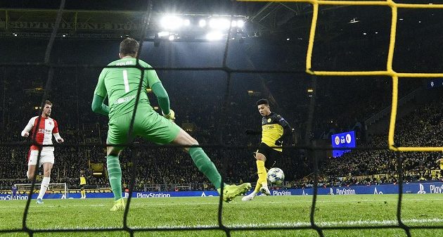 Jadon Sancho (vpravo) z Dortmundu otevírá skóre zápasu Ligy mistrů proti pražské Slavii.