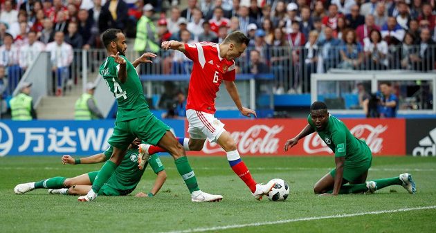Ruský fotbalista Denis Čeryšev měl proti sobě tři soupeře, přesto dal gól. Rusko v tu chvíli vedlo v zahajovacím utkání MS nad Saúdskou Arábií 2:0.
