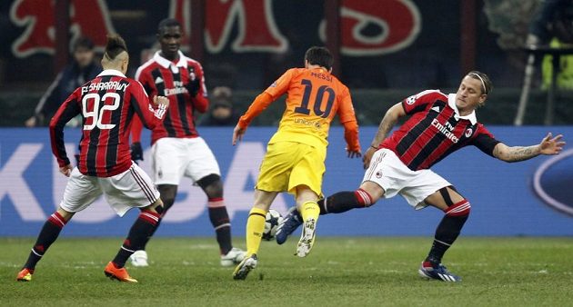 Lionel Messi z Barcelony (uprostřed) se snaží prosadit proti přesile fotbalistů AC Milán.