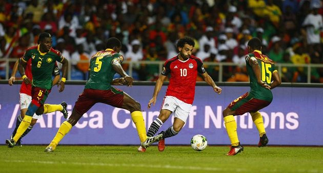 Obránce Slavie Michael Ngadeu (č. 5) se společně se svými spoluhráči z Kamerunu snaží ve finále afrického šampionátu zstavit Mohameda Salaha z Egypta.