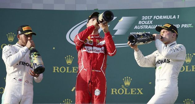 Sebastian Vettel, Lewis Hamilton a Valtteri Bottas během ceremoniálu VC Austrálie.