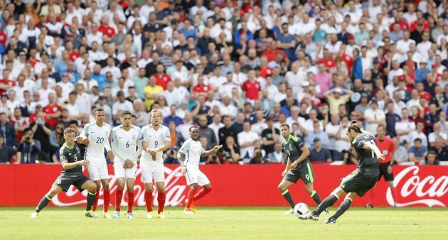 Velšský fotbalista Gareth Bale zahrává přímý kop, z něhož otevřel skóre duelu s Anglií.