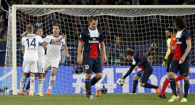 Eden Hazard (druhý zleva) slaví se svými spoluhráči z Chelsea vyrovnávací branku v Parku princů proti domácím PSG.