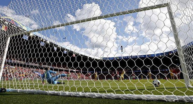 Rumun Bogdan Stancu otevírá skóre zápasu se Švýcarskem, brankář Yann Sommer si při penaltě soupeře vybral špatnou stranu.
