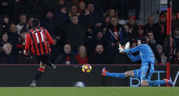 Marně se Petr Čech natahoval, střela z kopačky Charlieho Danielse skončila v jeho síti.