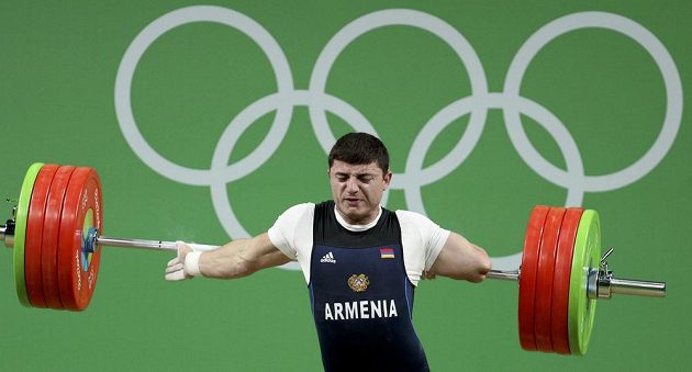 Ruka nevydržela. Vzpěrač Andranik Karapetjan z Arménie skončil hodně nešťastně.