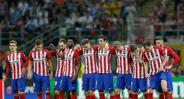 Zklamaní hráči Atlétika jen přihlíží, jak se jeho městští rivalové radují a laskají s pohárem pro vítěze Ligy mistrů.