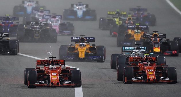 Odstartováno. Vpředu jsou oba piloti Ferrari Sebastian Vettel (vlevo) a Charles Leclerc.