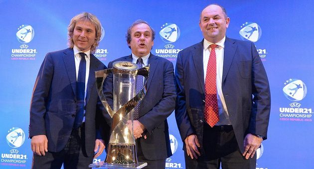 Pavel Nedvěd (vlevo), prezident UEFA Michel Platini a předseda FAČR Miroslav Pelta (vpravo) pózují při losování ME hráčů do 21 let u trofeje pro vítěze turnaje.