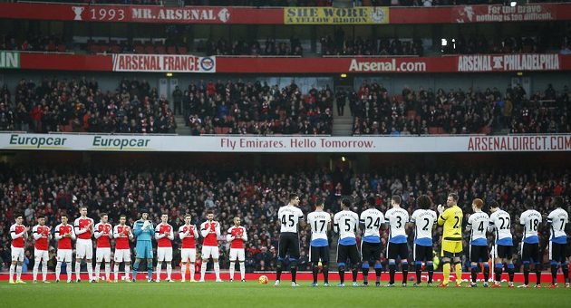 Fotbalisté Arsenalu (vlevo) a Newcastlu uctili památku zesnulého brankáře Pavla Srníčka minutou ticha a dlouhým potleskem.