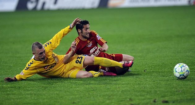 Jihlavský záložník Karol Karlík (vlevo) a záložník Dukly Petr Malý v utkání 26. kola Gambrinus ligy.