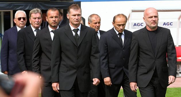 Pohřbu se zúčastnili i (zprava) bývalý trenér reprezentace a Teplic Michal Bílek, bývalý hráč Teplic Pavel Verbíř, trenér Jihlavy Petr Rada, bývalý hráč Teplic Radek Divecký, trenér Zdeněk Frťala, bývalý trenér Teplic Josef Pešice a bývalý předseda fotbalového svazu František Chvalovský.