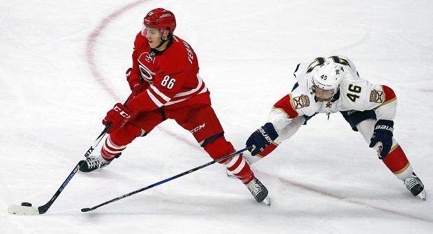 Obránce Floridy Jakub Kindl (vpravo) zkouší připravit o puk Teuva Teravainenena z Caroliny.