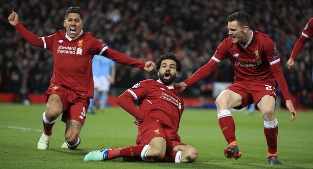 Liverpoolský střelec Mohamed Salah (usprostřed) slaví se svými spoluhráči úvodní gól proti Manchesteru City.