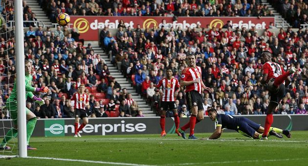 Útočník Arsenalu Alexis Sánchez otevírá přesnou hlavičkou skóre zápasu se Sunderlandem.