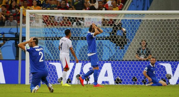 Řecký fotbalista Dimitris Salpingidis (vpravo) neproměnil velkou šanci v prvním poločase osmifinále MS proti kostarice.
