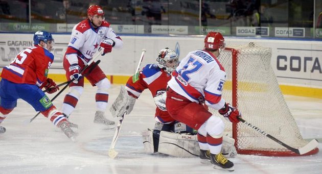 Sergej Širokov z CSKA (vpravo) překonává brankáře pražského Lva Tomáše Pöpperleho. Přihlížejí Sami Lepistö z týmu Lev Praha (vlevo) a Oleg Kvaša z CSKA (druhý zleva).