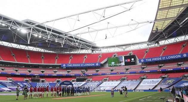 Hráči Arsenalu a Chelsea nastoupili k finále FA Cupu na prázdném stadionu ve Wembley