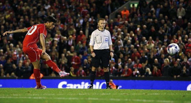 Suso z Liverpoolu proměňuje rozhodující penaltu v utkání 3. kola Ligového poháru proti Middlesbrough.