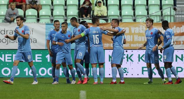 Hráči Slavie se v Karviné radují z gólu ještě s kapitánem Kúdelou, který se pak zranil.