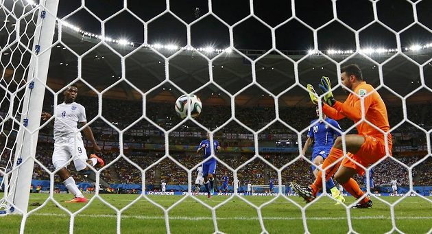 Italský gólman Salvatore Sirigu neměl proti střele Daniela Sturridge z Anglie šanci.