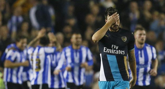 Gólová radost fotbalistů Sheffieldu Wednesday, v popředí zklamaný útočník Arsenalu Olivier Giroud.