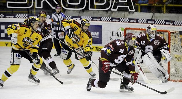 Zleva Michal Trávníček a Jiří Šlégr (třetí zleva) z Litvínova a sparťané Jakub Krejčík s brankářem Tomášem Pöpperlem.