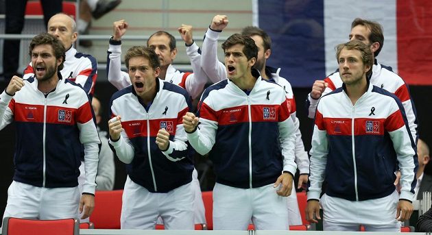Francouzi povzbuzují Jo-Wilfrieda Tsongu. Zleva Gilles Simon, Nicolas Mahut, Pierre-Hugues Herbert a Lucas Pouille.