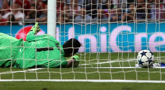 Marně se brankář Realu Keylor Navas natahoval, míč po nešťastném zákroku jeho spoluhráče Sergia Ramose skončil v síti.
