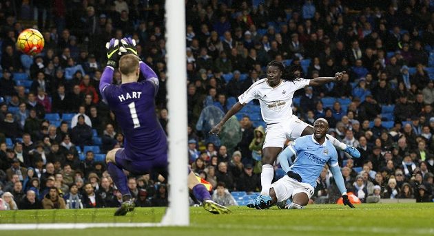 Bafetimbi Gomis (v bílém) ze Swansea propálil Joea Harta a krátce před koncem srovnal na 1:1, nakonec ale hosté odjeli s prázdnou.