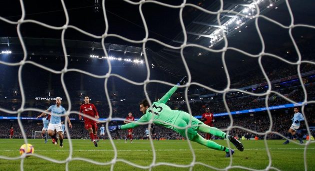Leroy Sané (zcela vpravo) střílí vítězný gól Manchesteru City ve šlágru kola s Liverpoolem.