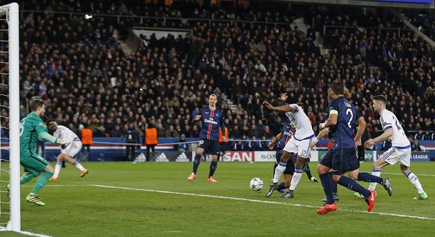 John Obi Mikel (č. 12) z Chelsea pálí po rohovém kopu na branku PSG a srovnává stav na 1:1.