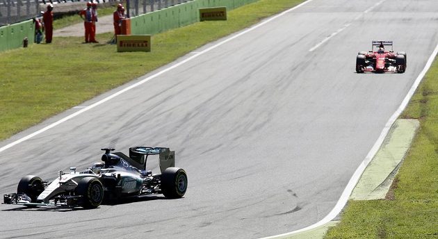 Lewis Hamilton ze stáje Mercedes (vpředu), za ním Sebastian Vettel z Ferrari.