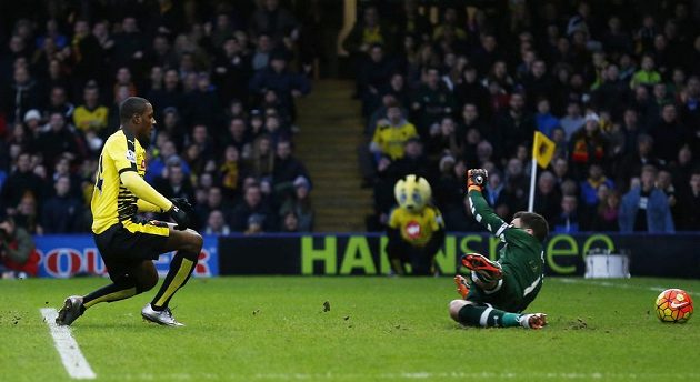 Odion Ighalo z Watfordu (vlevo) překonává brankáře Tottenhamu Huga Llorise v utkání 19. kola Premier League.