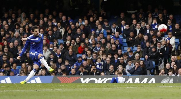 Záložník Chelsea Cesc Fábregas střílí vyrovnávací gól na 1:1, který trefil parádně z přímého kopu.