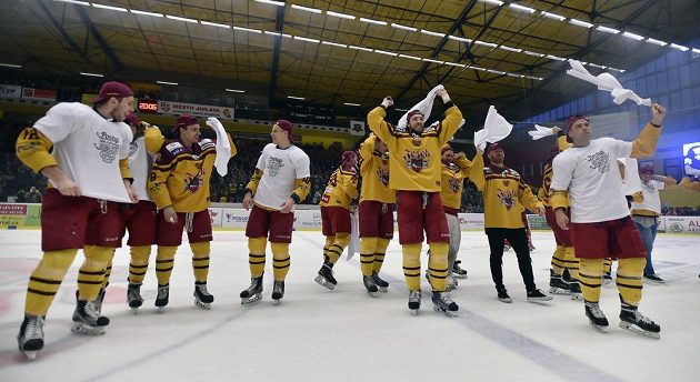 Jihlava v euforii. Hokejisté Dukly slaví po 12 letech návrat do nejvyšší soutěže.