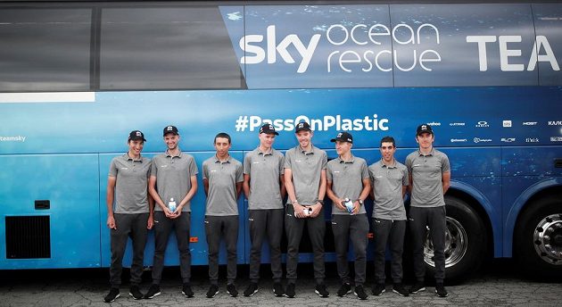 Tým Sky před 105. ročníkem Tour de France - Zleva Gianni Moscon, Wout Poels, Egan Arley Bernal, Chris Froome, Luke Rowe, Michal Kwiatkowski, Jonathan Castroviejo a Geraint Thomas.