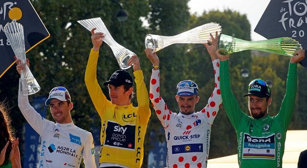 Vítězové Tour de France: Pierre Latour v bílém dresu pro nejlepšího jezdce do 23 let, celkový vítěz Geraint Thomas ve žlutém,Julian Alaphilippe v puntíkatém dresu pro nejlepšího vrchaře a Peter Sagan v zeleném pro vítězě bodovací soutěže.