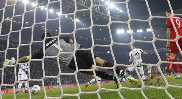 Thomas Müller (druhý zprava) střílí úvodní gól Bayernu, brankář Juventusu Gianluigi Buffon neměl nárok.