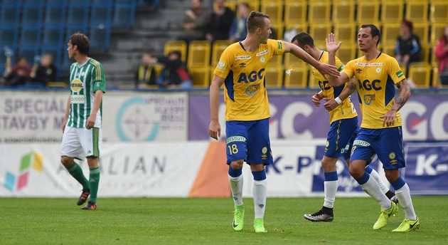 Autor úvodní branky utkání, teplický Michal Jeřábek (vlevo), se raduje se spoluhráči. Bohemians zpytovali svědomí.