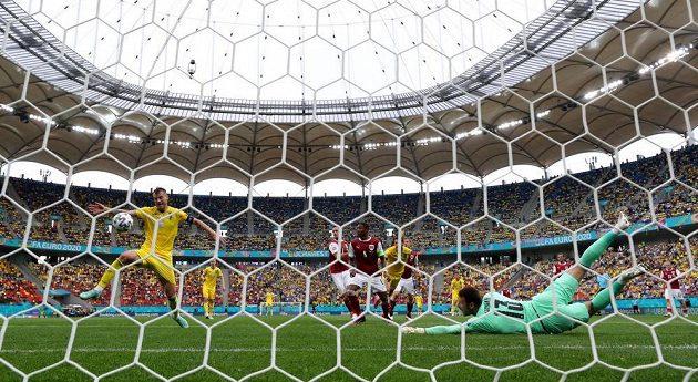 In a good chance in front of the Austrian goal, the Ukrainian Andrij Jarmolenko did not reach the ball. 