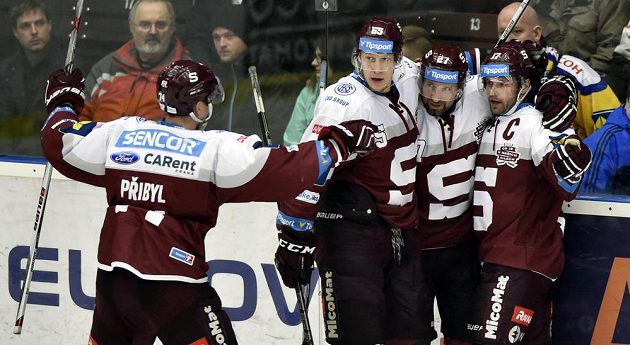 Hokejisté Sparty, zleva Daniel Přibyl, obránce Michal Čajkovský a útočníci Jan Hlaváč a Jaroslav Hlinka, se radují z gólu.
