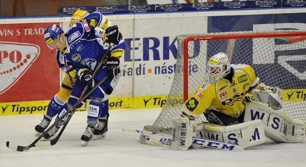 Petr Mrázek z Brna (v modrém dresu) v souboji s Robertem Říčkou ze Zlína ve třetím čtvrtfinálovém zápase play off extraligy. Vpravo je brankář Beranů Tomáš Štůrala.